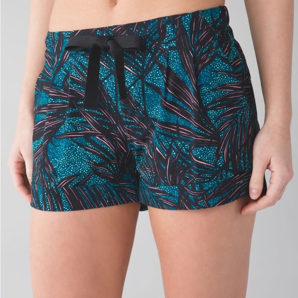 NWT New Lululemon Spring Break Away Short II Palm Lace Tofino Teal Multi - Picture 1 of 8